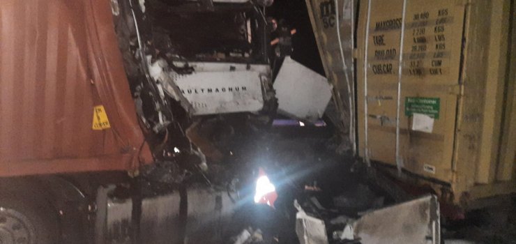 Groźny wypadek na S7 z udziałem dwóch aut ciężarowych