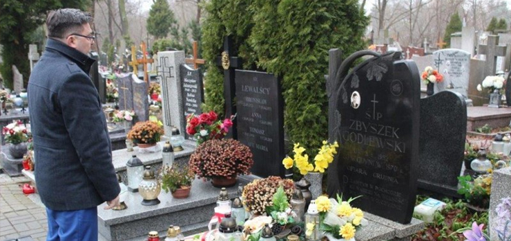 Znicze na grobach Elblążan poległych w grudniu 1970 roku