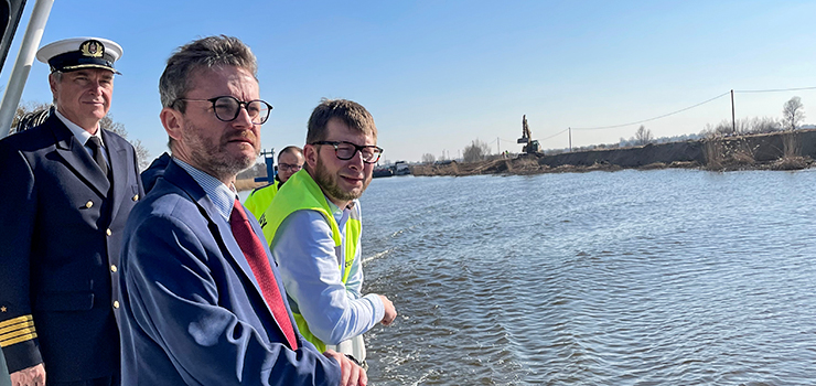Minister Grzegorz Witkowski odwiedził plac budowy II etapu drogi wodnej łączącej Zalew Wiślany z Zatoką Gdańską 