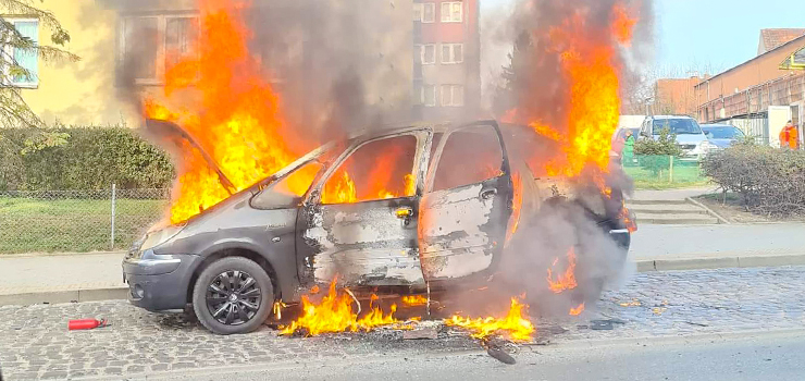 Traugutta: Pożar samochodu. Kierowcy udało się w porę uciec