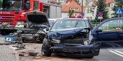 Grony wypadek na skrzyowaniu ulic Robotniczej i Matejki. „W zdarzeniu uczestniczyo 6 osb”