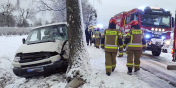 Kierowca volkswagena straci panowanie nad pojazdem i uderzy w drzewo. Cztery osoby trafiy do szpitala
