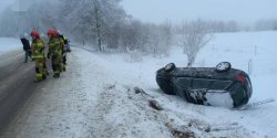 Wypadek na S22. Samochd wypad z drogi i dachowa