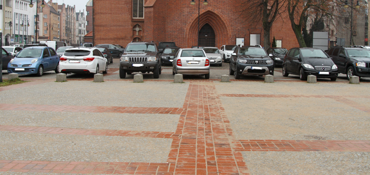 Parkowanie przy katedrze. Kierowcy poczynaj sobie coraz mielej, wiedz, e tu nie grozi im mandat