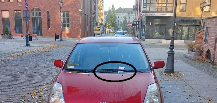 Co oznacza karteczka od straży miejskiej znaleziona za wycieraczką szyby auta?