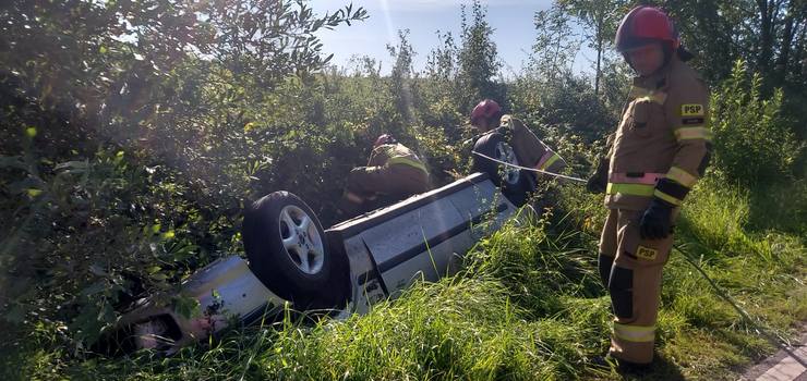 Dachowanie auta. Kierowca i 15-letnia pasaerka trafili do szpitala