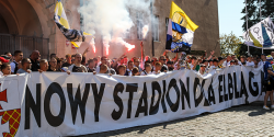 Manifestacja kibicw przed Ratuszem."Nie chcemy z nikim wojowa, chcemy budowy stadionu" (zdjcia)