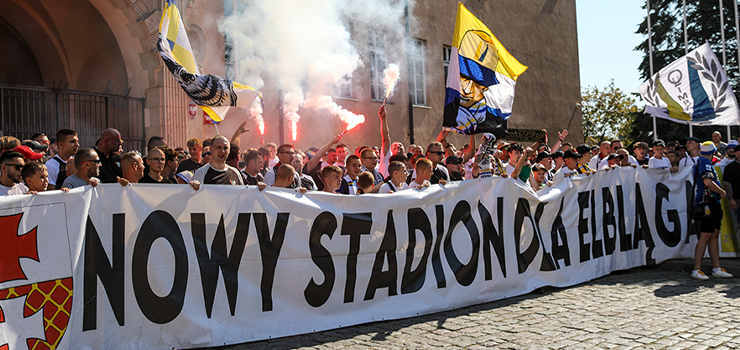 Manifestacja kibicw przed Ratuszem."Nie chcemy z nikim wojowa, chcemy budowy stadionu" (zdjcia)