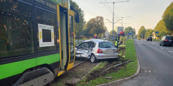 Zderzenie tramwaju z osobow hond. Starszy mczyzna zakleszczony w pojedzie