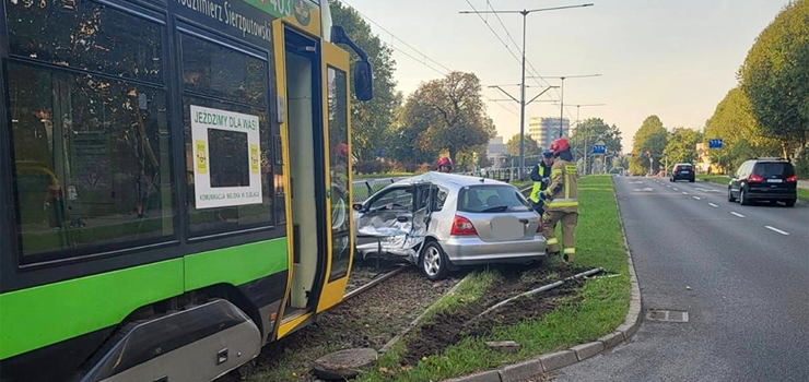 Zderzenie tramwaju z osobow hond. Starszy mczyzna zakleszczony w pojedzie