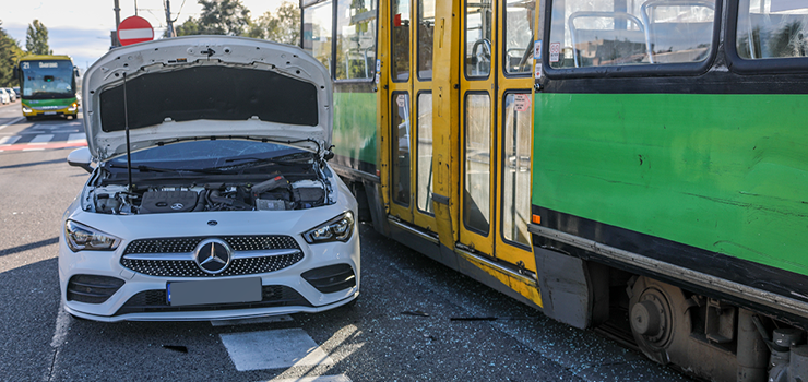 Zderzenie auta osobowego z tramwajem na Oglnej. S poszkodowani