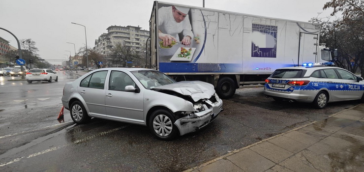 Skrzyowanie Tysiclecia z Hetmask: Zderzenie samochodu z ciarwk