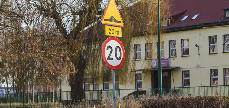 "Szkoy przy Lotniczej nie ma od 8 lat. Dlaczego nadal jest tam znak ograniczenia prdkoci do 20 km/h?"