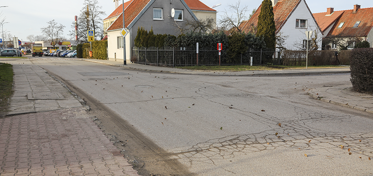 Droga i chodniki zniszczone przez pojazdy budowlane. Kiedy zostan naprawione?