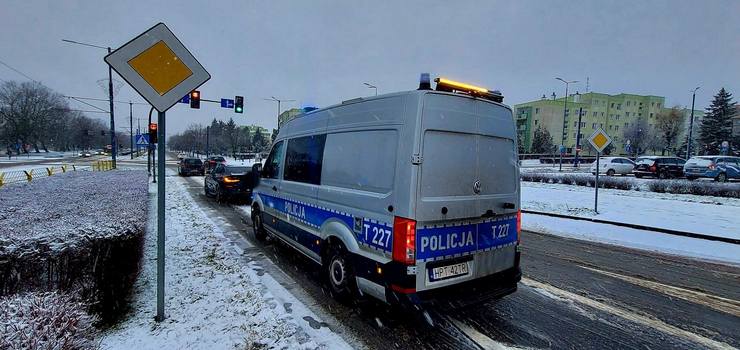 Kolizja karetki pogotowia. Na drogach lisko, policja apeluje o ostron jazd