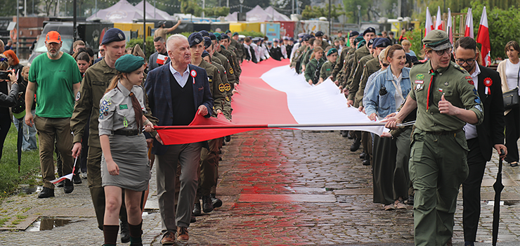 Elblążanie przeszli z 50-metrową flagą (zobacz zdjęcia)