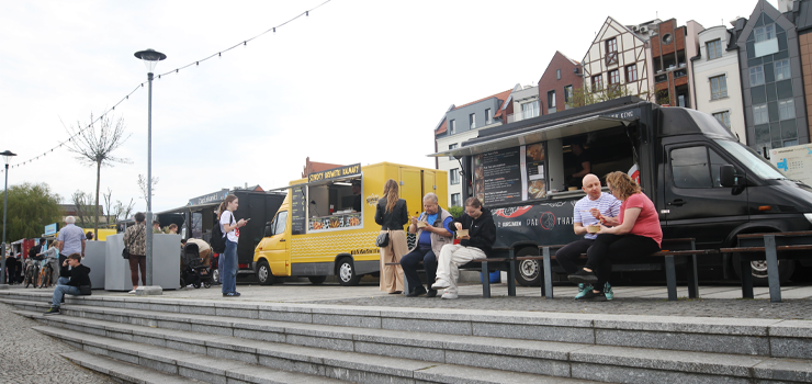 Elbląg: Na Bulwarze Zygmunta Augusta zaparkowały food trucki (zdjęcia)
