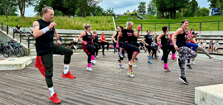 Rozgrzewająca zumba na placu Jagiellończyka