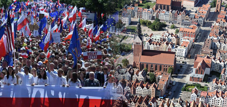 Konkurencyjne marsze w Warszawie. Autokary z Elbląga zawiozą zwolenników Trzaskowskiego i Nawrockiego