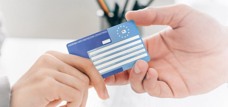 Bez EKUZ na urlop ani rusz. Co to jest i ile kosztuje?