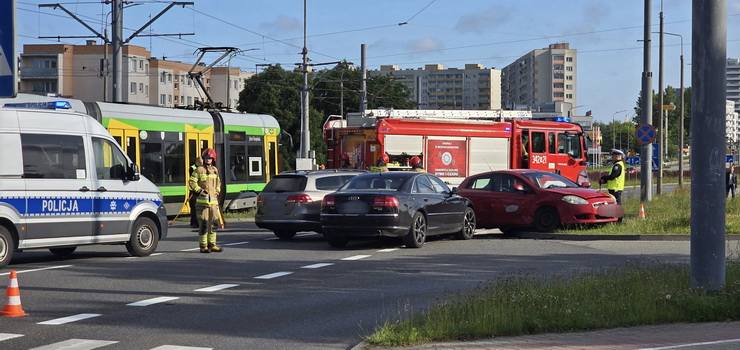 Kolizja 3 aut na ul. Płk. Dąbka. Ruch w kierunku al. Odrodzenia jest zablokowany