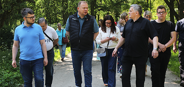 Elbląg: Z ciekawości i z problemami. Mieszkańcy wybrali się na spacer z prezydentem (zdjęcia)