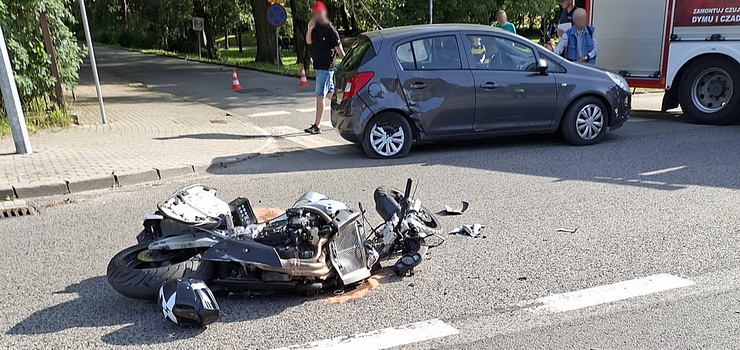 Zderzenie auta z motocyklem. Ranny 29-latek przewieziony do szpitala