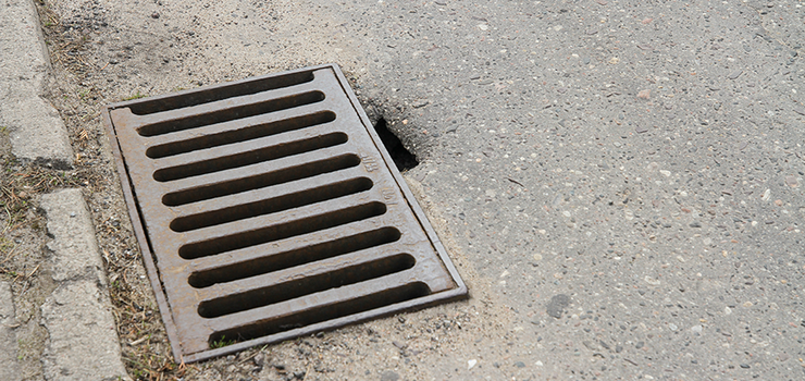 Kradną żeliwne kraty ściekowe z ulic. Zarząd Dróg ostrzega kierowców
