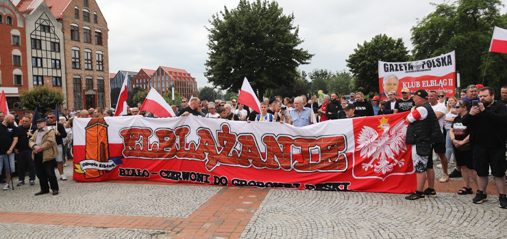 Antyimigrancka demonstracja na Starym Mieście. Kibice skandowali: "Polska dla Polaków" (zdjęcia)