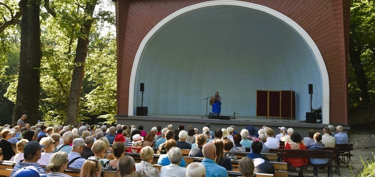 Cudowny wieczór pełen muzyki, wiatru i marzeń