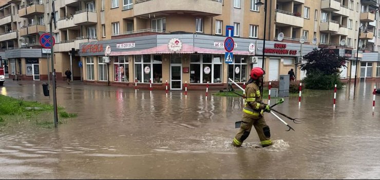 Rzeka Kumiela wylała powodując miejscowe podtopienia
