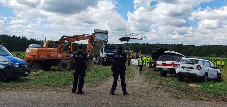 Śmigłowce wojskowe rozpoczęły zrzuty worków