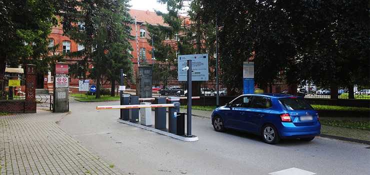 Elbląg: Parkowanie przy szpitalu miejskim jest już płatne. „Skończyła się samowola”