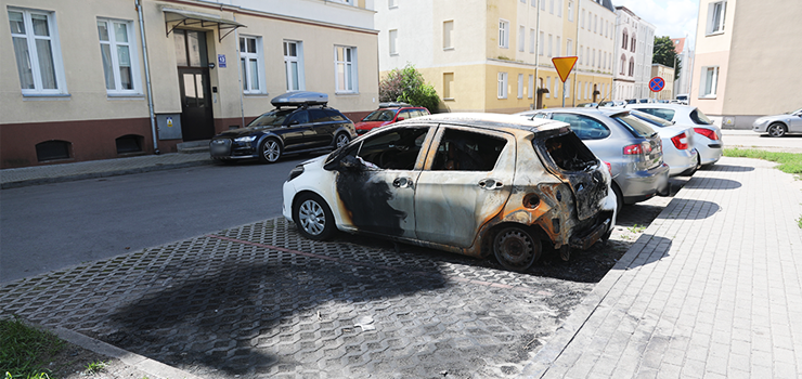 Wyspiańskiego: Spalone auto blokuje miejsce parkingowe. Czytelnik: Ktoś wreszcie usunie ten wrak?