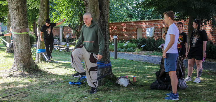 Festiwal Enklawa w Elblągu. Chodzenie po linie na dziedzińcu muzeum (zobacz zdjęcia)