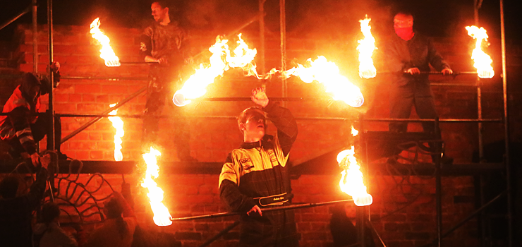 Ogień w roli głównej. Spektakl artystów Enklawy (zobacz zdjęcia)