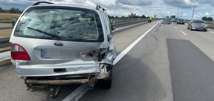 Pasażer zaciągnął ręczny hamulec... Auto kilkukrotnie obróciło się uderzając w bariery