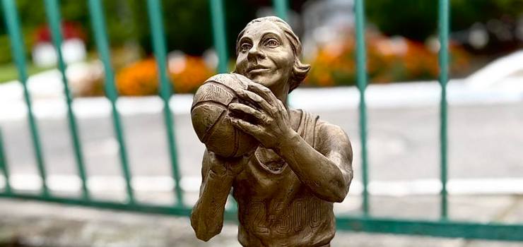 Piekarczyk koszykarz stanął przy SP nr 11. To nagroda za najwyższą frekwencję