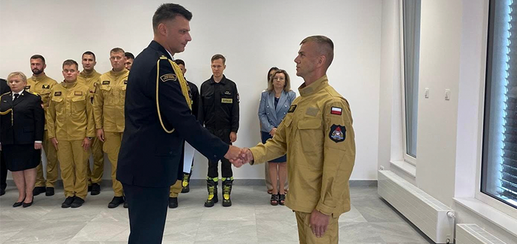 Ślubowanie nowo przyjętego funkcjonariusza