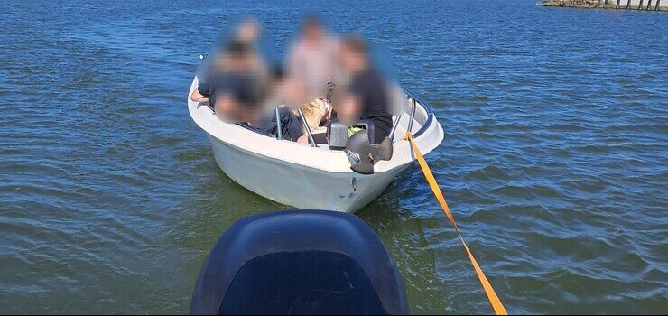 Policjanci patrolujący na Zalewie Wiślanym pomogli dryfującej łodzi