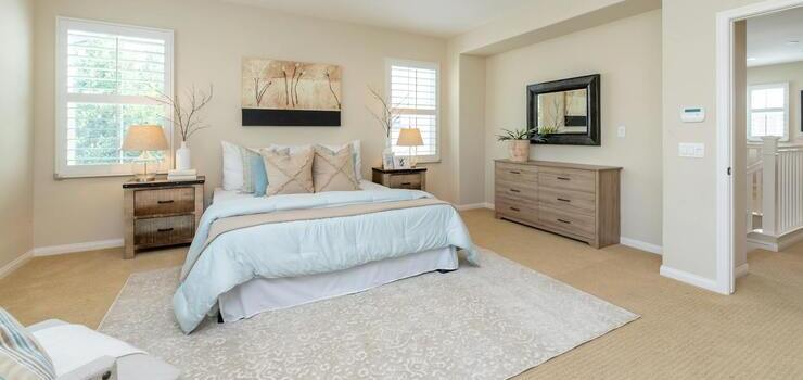 Jak zaaranżować niebanalną sypialnię? Porady projektowe