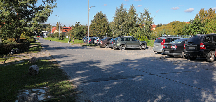 „Utrudnienie dla pieszych i kierowców”. Dąbrowskiego doczeka się chodnika?