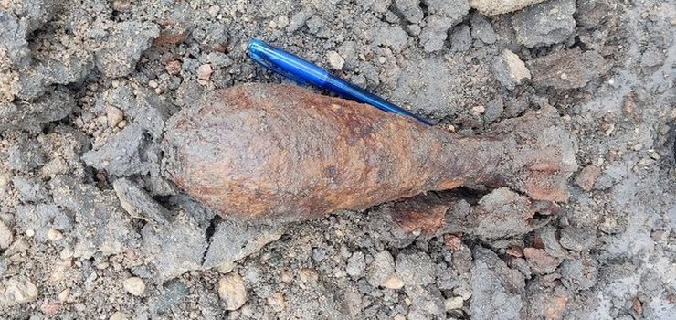 Granat moździerzowy pod chodnikiem na Traugutta