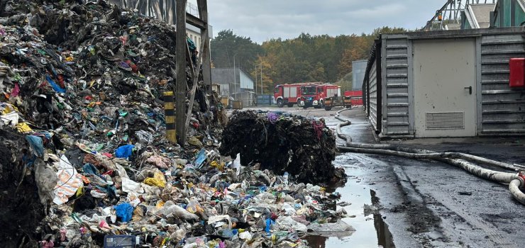 Komunikat prasowy dot. pożaru hali sortowni w Zakładzie Utylizacji Odpadów w Elblągu. Zdjęcia pogorzeliska