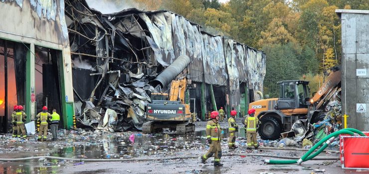 Śledztwo ws. pożaru sortowni odpadów. Ogromna strata dla miasta i pytania o zabezpieczenie obiektu