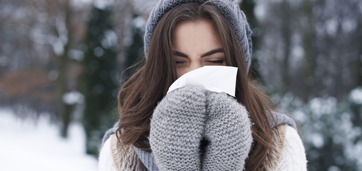 Nie daj się zimnu! NFZ ostrzega – chłodne dni to większe ryzyko dla osób z chorobami krążenia