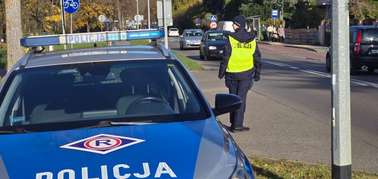 Elbląska Policja informuje. Coraz większy ruch przy cmentarzach