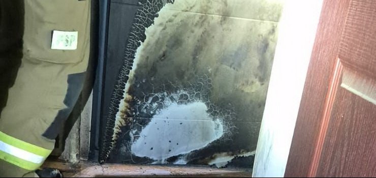 Nie chciała go wpuścić do mieszkania więc podpalił drzwi