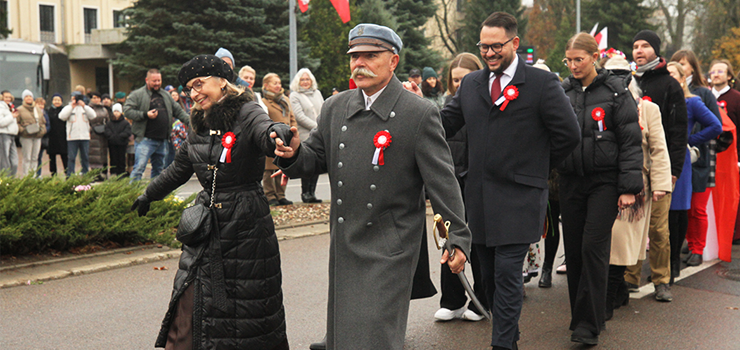 Polonez na ulicach Elbląga z okazji Narodowego Święta Niepodległości (zdjęcia)