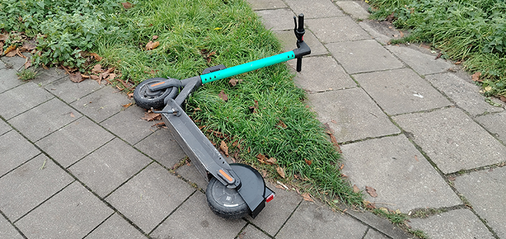 Zasady użytkowania hulajnóg elektrycznych kuleją. Radny ma propozycję, jak można to zmienić